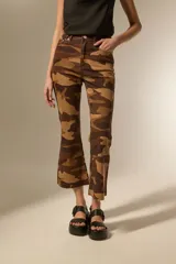 Pantalon jean de corte flare y tiro alto con estampado camuflado en tonos marrones.