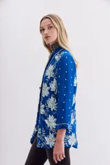 Saco de calce recto, color azul vibrante, confeccionado en viscosa con terminaciones en velvet. Presenta bordados en lentejuelas e hilo de lurex en toda la prenda y forro interior en jacquard.