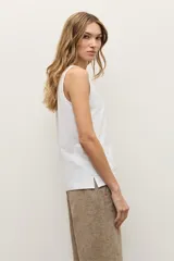 Musculosa cruda de corte recto y sin mangas, con cuello redondo y diseño estampado en relieve en el borde inferior.