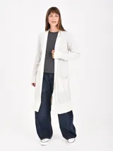 Saco largo negro de punto, con cuello abierto, mangas largas y dos bolsillos delanteros.