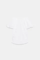 Top blanco de popelín con escote cuadrado y tiras cruzadas en la espalda. Presenta mangas globo abullonadas y detalle de frunces ajustables en los laterales inferiores.