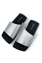 Sandalias plateadas de cuero con suela plana negra y puntera cuadrada.