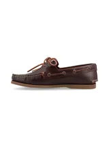 Zapato tipo náutico de cuero color bordó, con cordones de cuero en contraste y suela de goma plana.