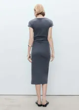 Vestido midi de algodón, color gris oscuro, con cuello redondo, mangas cortas y silueta ajustada al cuerpo.