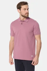 Remera polo de piqué, color azul, de manga corta con cuello en Rib y botones personalizados.