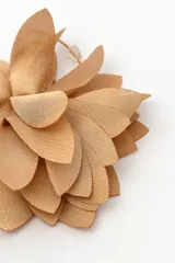 Aros colgantes color marrón con diseño de flor de tela en capas y gancho metálico dorado.