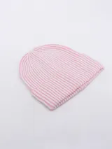 Gorro de lana tejido, estilo beanie, con borde doblado. Presenta un patrón de rayas verticales alternadas en color blanco y marrón claro/beige.