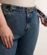 Pantalón de jean azul de tiro alto, corte recto y holgado, con cinturón a juego.