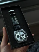 Reloj de pulsera Poedagar modelo 970 Chronograph, con caja de acero inoxidable plateada, esfera plateada con tres subesferas negras y correa de cuero negro con textura de cocodrilo.