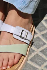 Sandalias de cuero con plataforma, color beige, con tiras de cuero verde agua y blanco.