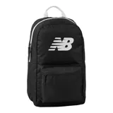 Mochila negra con logo New Balance estampado en blanco, detalles en blanco y bolsillo frontal con cierre.