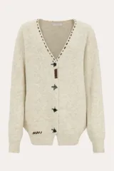 Cardigan de punto color beige jaspeado, con escote en V, cierre frontal de botones y detalles bordados decorativos en el escote y alrededor de los botones.