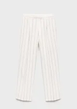 Pantalon de vestir de corte wide leg, color beige con estampado de rayas verticales finas en tono oscuro. Presenta tiro medio, cierre frontal con botón y cremallera, trabillas para cinturón y bolsillos laterales.