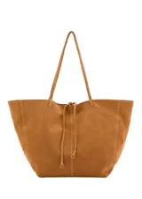 Bolso de piel bovina en color tostado, con diseño tipo duffel y correas dobles ajustables.