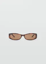 Gafas de sol rectangulares con montura de pasta carey y cristales marrones.