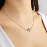 Collar plateado con cadena fina y dije de cinco estrellas con incrustaciones de strass.