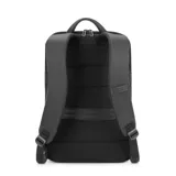 Mochila negra de poliéster impermeable, con capacidad de 22 litros y espacio para portátiles de hasta 17,3 pulgadas. Tiene 4 bolsillos interiores (2 con cremallera), 2 espacios interiores para botellas de agua, llavero interior, espacio para Baleine Card y cinturón para valija en la parte trasera.
