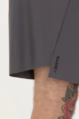 Short deportivo gris oscuro de tela ultra liviana con tecnología drifit y protección UV50+.
