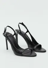 Sandalias negras de cuero con tacón de aguja alto y tira fina en el tobillo con hebilla.