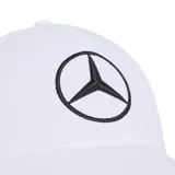 Gorra blanca Adidas de la colección Mercedes-AMG Petronas Formula 1 Team, con visera curva, logo bordado de Mercedes en el panel frontal y el logotipo de Adidas en la visera.