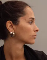 Aros tipo argollas de diseño artesanal con acabado texturizado y forma irregular. Fabricados en bronce y alpaca, con pernos y cierres de plata 925.