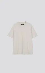 Remera de manga corta y cuello redondo, color blanco, con calce regular y un recorte sutil en la espalda.