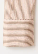 Blusa de lyocell y viscosa con estampado de rayas finas, cuello redondo, manga larga abotonada y detalle cruzado en la cintura.