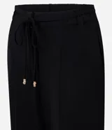 Pantalón de corte recto confeccionado en tejido airflow de poliéster. Presenta cintura elástica con cinturón del mismo tejido para lazo frontal y una caída fluida.