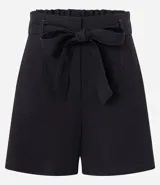 Short color verde militar, de corte sastrero y tiro alto, con lazo en la cintura.