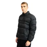 Campera tipo anorak puffer de Billabong, color negro, con diseño acolchado, cuello alto y cierre frontal parcial. Presenta el logo de la marca bordado en el pecho y elásticos en los puños.