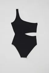 Malla entera negra con diseño asimétrico de un solo hombro y aberturas cut-out en la cintura. Presenta un tejido texturizado de rayas horizontales.