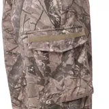 Pantalon cargo de corte recto con estampado de camuflaje de ramas en tonos beige y marrón. Cuenta con bolsillos laterales tipo cargo con solapa y cierre frontal con botón y cremallera.