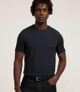 Remera masculina azul marino, de manga corta y cuello redondo, confeccionada en modal con un corte holgado para mayor comodidad.