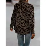 Sobre camisa de pana con estampado animal print, de corte suelto y manga larga. Presenta cuello italiano, cierre frontal con botones y bolsillos en el pecho.