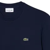 Remera de cuello redondo Lacoste, confeccionada en algodón, con manga corta y el icónico logo del cocodrilo bordado en el pecho.