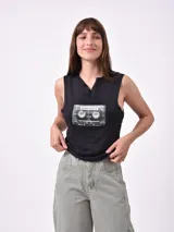 Musculosa negra con cuello en V y estampado de un cassette en el frente.