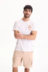 Bermuda cargo de gabardina con spandex color negro, con bolsillos laterales con solapa y cierre frontal.