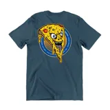 Remera de algodón con estampa gráfica en la espalda que presenta una porción de pizza con rostro caricaturizado y estilo derretido, rodeada por un círculo con texto.