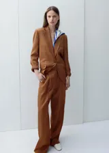 Blazer Martin de lino y viscosa color marrón, con solapa clásica, cierre frontal de un botón y bolsillos con solapa.