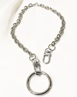 Collar plateado de cadena de acero quirúrgico con eslabones y dije circular.