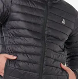 Campera tipo puffer negra con capucha integrada, cierre frontal completo y bolsillos laterales. Diseño liviano con aislamiento térmico, tejido exterior resistente al agua y al viento, y logo de la marca en el pecho.