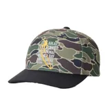 Gorra de visera curva Rip Curl, modelo Ewg Sb 25, con diseño de camuflaje militar en tonos verdes, marrones y negros. Presenta un bordado frontal con texto y la silueta de un surfista en color amarillo.