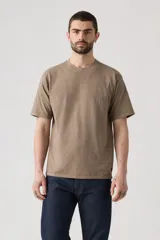 Remera de algodón con cuello redondo y mangas cortas, de corte relajado y color marrón con efecto desgastado. Presenta un pequeño logo bordado en el pecho.