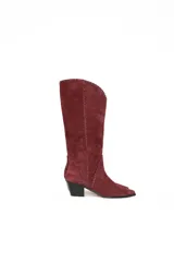 Bota de caña alta confeccionada en cuero gamuzado color bordó, con costuras decorativas visibles a lo largo de la caña y el empeine, y taco cuadrado de altura media.