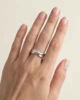 Anillo de plata 925 con diseño ondulado y superficie lisa de acabado brillante.
