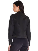 Chaqueta estilo motoquera de Caterpillar, confeccionada en sarga encerada. Presenta cierre frontal metálico, cuello con cierre a presión, bolsillos laterales con cremallera y puños con cierre. Incluye etiqueta con logo en el pecho.