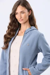 Campera de polar azul con cierre frontal, capucha integrada y bolsillos laterales. Presenta un diseño entallado con logo bordado en el pecho.
