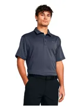 Chomba deportiva de manga corta con cuello polo y cierre frontal de dos botones. Presenta un diseño de microtextura horizontal y el logo de la marca estampado en el pecho.