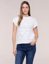 Buzo de tejido de algodón color blanco, de silueta semi holgada, con motivos de calados geométricos y guardas en zigzag. Cuenta con escote redondo, mangas cortas estilo japonesa y terminaciones acanaladas.
