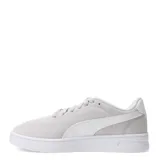 Championes urbanos Puma modelo Court Lally SD, color gris claro con detalles en blanco. Confeccionados en gamuza con suela de goma blanca y logo de la marca en el lateral.